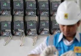 Ilustrasi proses verifikasi klaim diskon listrik dengan gambar petugas PLN memeriksa dokumen dan meteran listrik di latar belakang